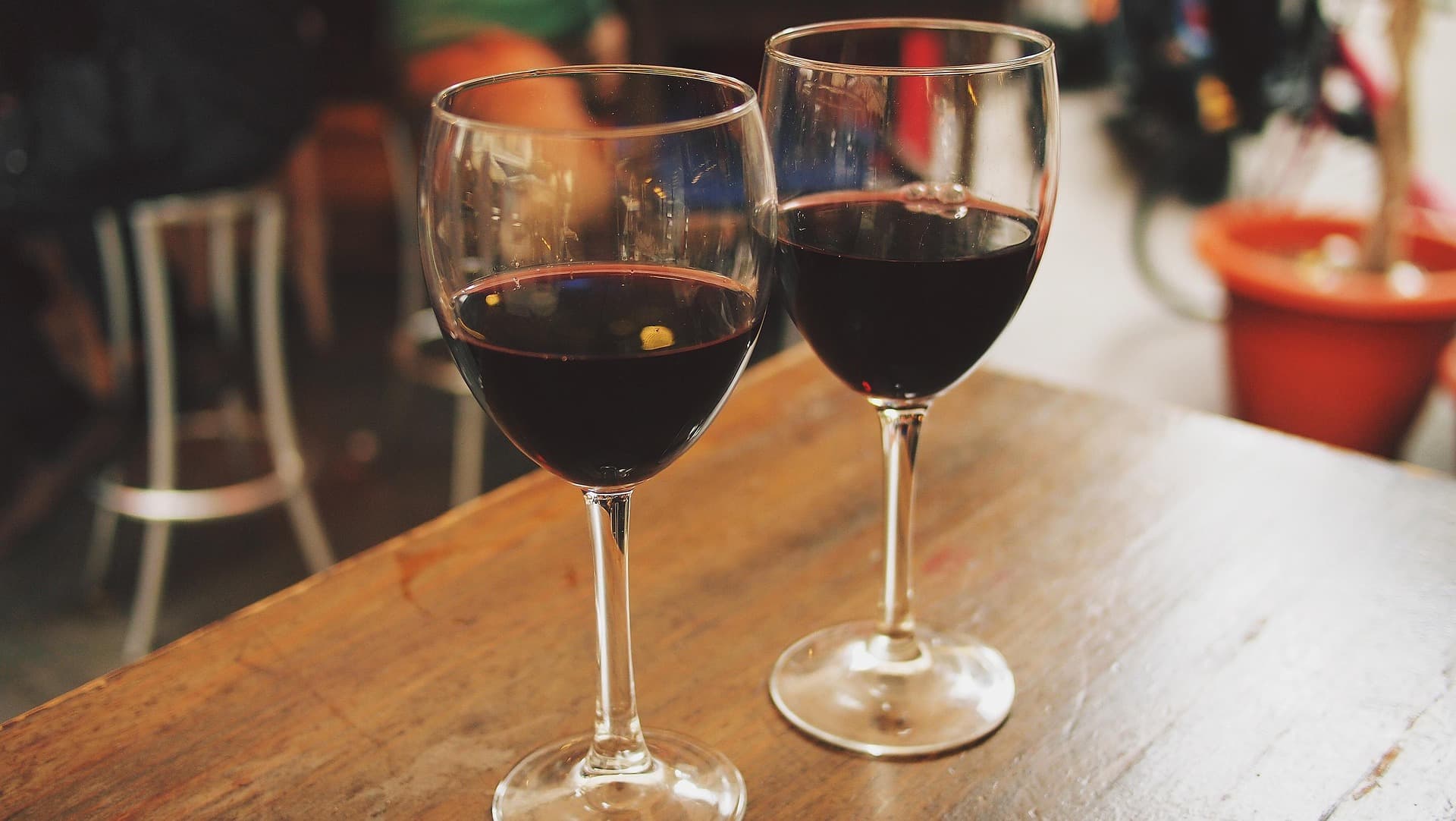 Wine poured in Seville, a few euros a glass and not a reason to calculate a 20 percent tip